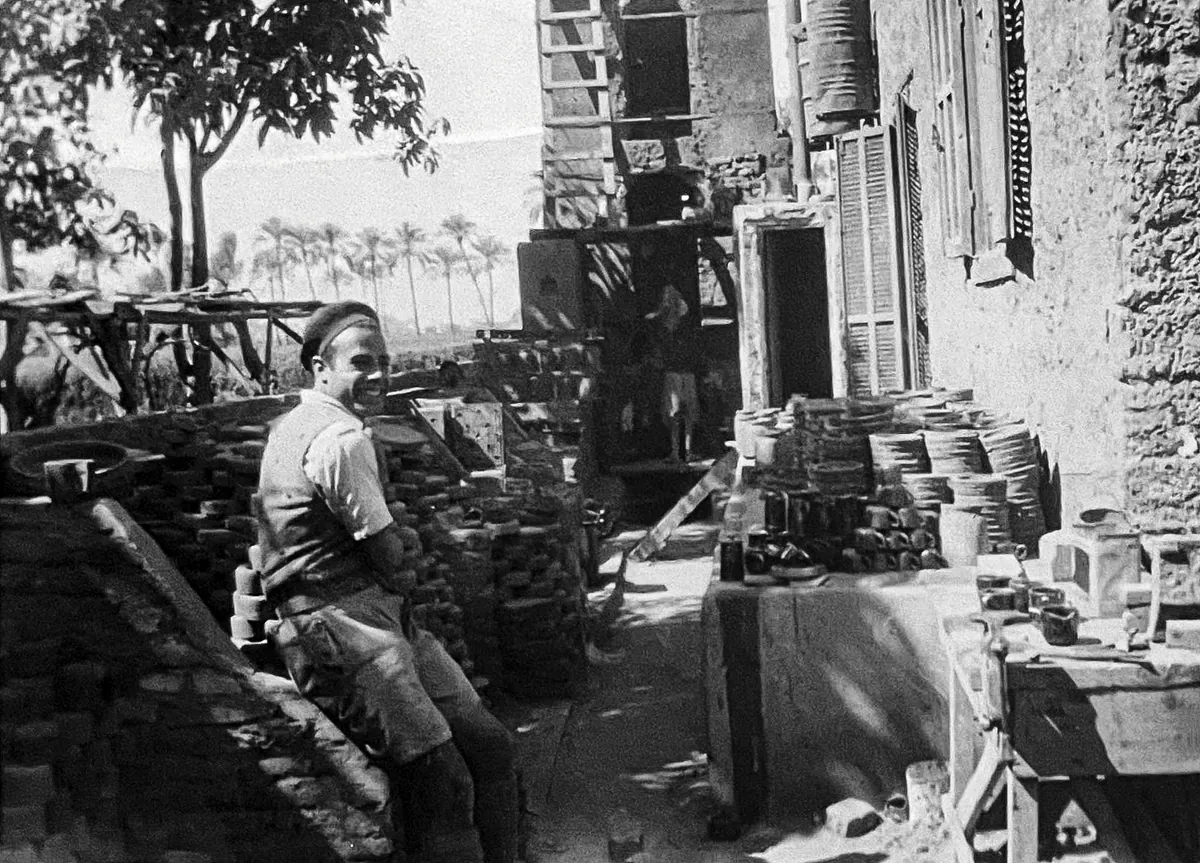 Around 1942: Hassan Heshmat with clay plates and mugs. An order most probably commissioned by the British army. The photo was taken in Ezbet al Nakhl, Cairo, where Heshmat lived at the time.