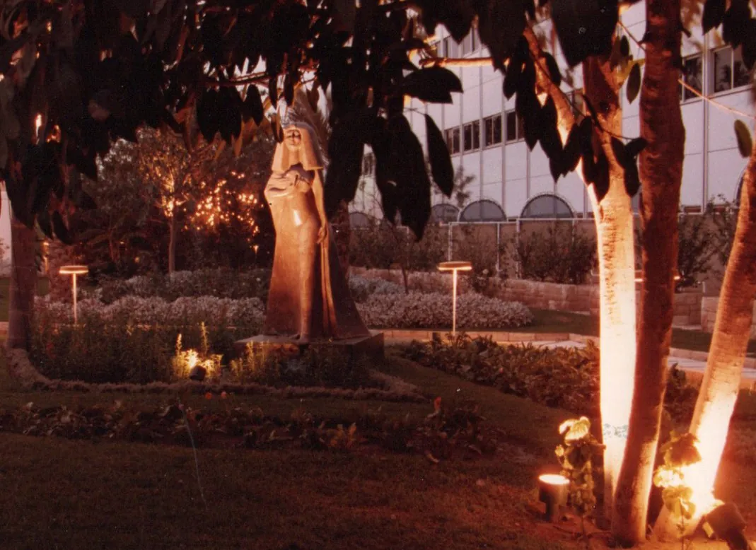 Heshmat’s statue ’Aida’ in the garden of the Heliopolis Sheraton, December 1985 (Courtesy of Eugen Auer)